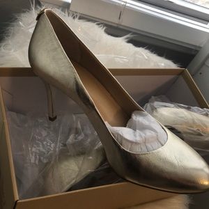Brand new box Michael Kors gold metallic pump heel